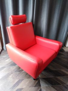 fauteuil_vintage_skaï_rouge_avec_repose_tete
